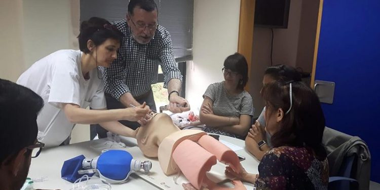 Una treintena de profesionales participan en un curso sobre reanimación cardiopulmonar en el Centro de Salud de San Clemente