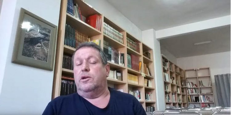 Vicente Caja, alcalde de Buenache de la Sierra, se hace youtuber. En el vídeo, llama la atención sobre las consecuencias de la modificación de créditos por parte de la  Diputación