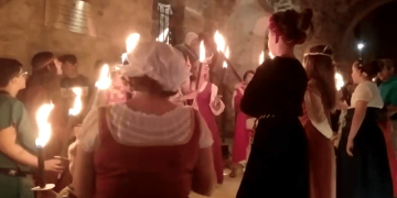 Vídeo. Cierre de puertas y desfile de antorchas. La Alvarada