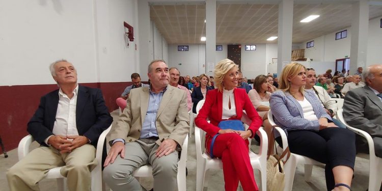 Vicente Reyes (Fiestas del Cristo de la Luz en Chillarón). No me da vergüenza decirlo. Fui a la Diputación y me dio el presidente 120.000 euros. Y se lo agradezco. El alcalde que no pide, ni es alcalde ni es ná