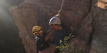 Bomberos de Motilla realizan un rápel de urgencia para rescatar a un joven de la Vía Ferrata de Priego