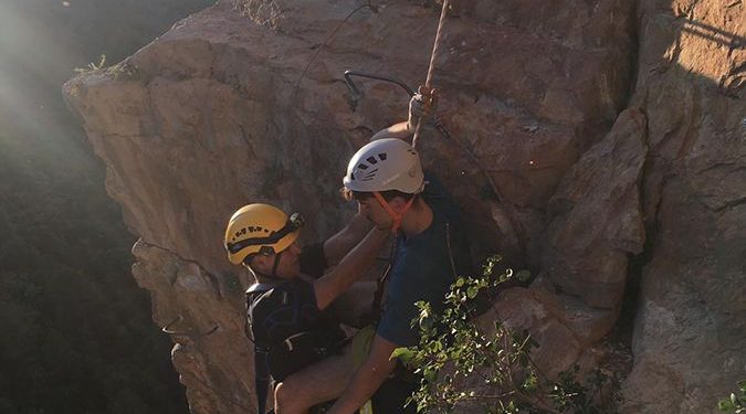 Bomberos de Motilla realizan un rápel de urgencia para rescatar a un joven de la Vía Ferrata de Priego