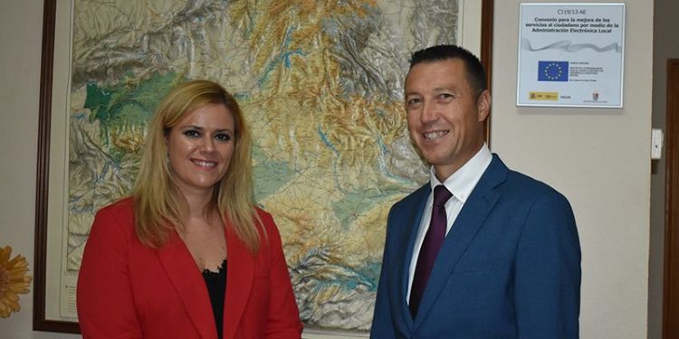 El Gobierno regional y el Ayuntamiento de Campos del Paraíso abordan las necesidades en materia de carreteras y agua