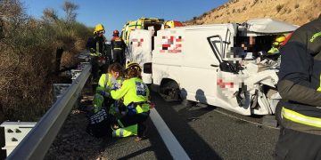Espectacular rescate de los bomberos de Cuenca tras un accidente de tráfico en Tébar