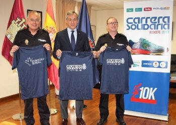 La Jefatura Superior de Policía de CLM recibe la camiseta de la Carrera Solidaria de Albacete