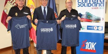 La Jefatura Superior de Policía de CLM recibe la camiseta de la Carrera Solidaria de Albacete