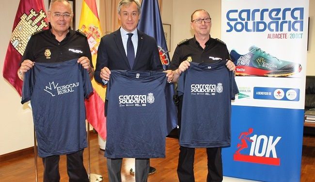 La Jefatura Superior de Policía de CLM recibe la camiseta de la Carrera Solidaria de Albacete