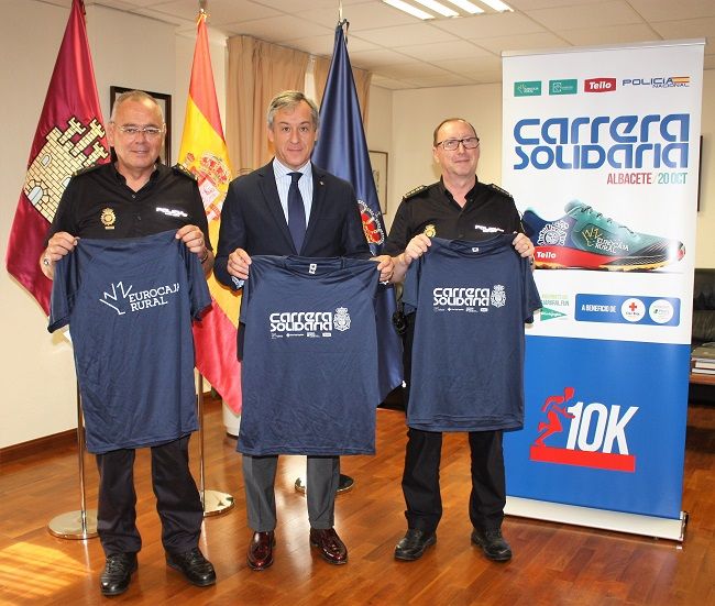 La Jefatura Superior de Policía de CLM recibe la camiseta de la Carrera Solidaria de Albacete