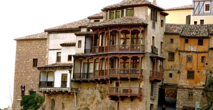 Las Casas Colgadas se iluminan de morado contra la violencia de género y las agresiones sexistas