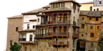 Las Casas Colgadas se iluminan de verde para concienciar sobre las enfermedades mitocondriales