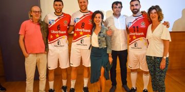 Luz Moya respalda al Balonmano Liberbank Cuenca en su nueva temporada y destaca el compromiso de Paco Núñez con el deporte castellano manchego