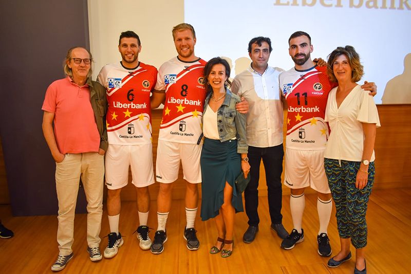 Luz Moya respalda al Balonmano Liberbank Cuenca en su nueva temporada y destaca el compromiso de Paco Núñez con el deporte castellano manchego
