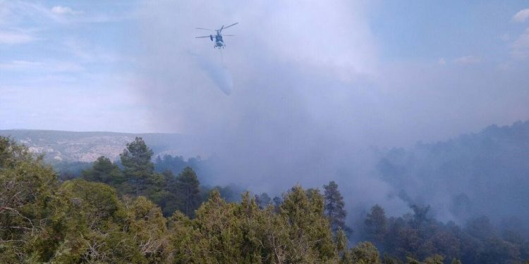 Un total de 41 medios, 16 de ellos aéreos, y 167 personas luchan contra el fuego en Monteagudo de las Salinas