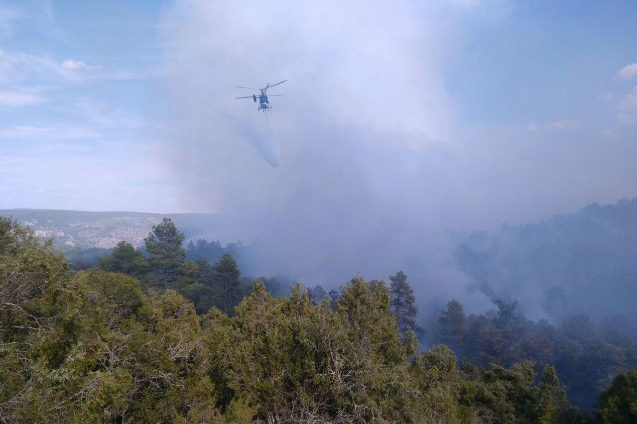 Un total de 41 medios, 16 de ellos aéreos, y 167 personas luchan contra el fuego en Monteagudo de las Salinas