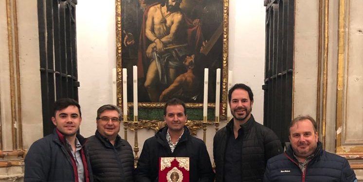Antonio Díaz Arnido realiza una miniatura para la portada del Libro de Constituciones de Ntro. Padre Jesús con la Caña Antonio Díaz Arnido realiza una miniatura para la portada del Libro de Constituciones de Ntro. Padre Jesús con la Caña