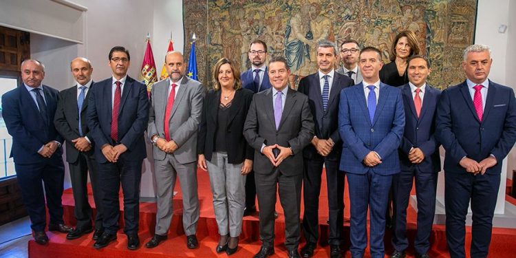 El Gobierno regional y las cinco diputaciones provinciales firman los convenios para la financiación del Plan de Empleo 2019 El Gobierno regional y las cinco diputaciones provinciales firman los convenios para la financiación del Plan de Empleo 2019