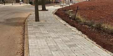 El paseo del Cementerio de San Clemente cuenta con un acerado nuevo y transitable