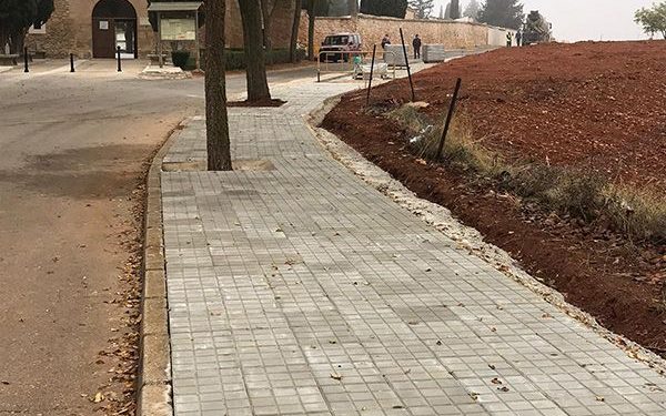 El paseo del Cementerio de San Clemente cuenta con un acerado nuevo y transitable