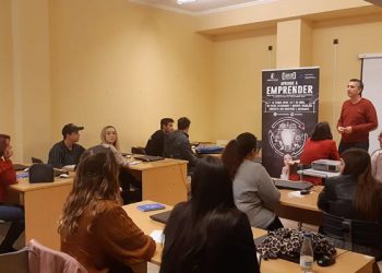 Jóvenes de Iniesta se forman a través del programa “Aprende a emprender”