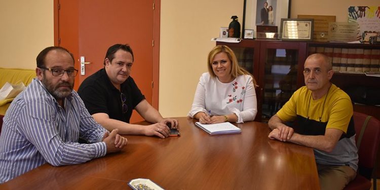 La Junta y el Ayuntamiento de Cañizares apuestan por la fibra óptica como una línea para afrontar el reto demográfico La Junta y el Ayuntamiento de Cañizares apuestan por la fibra óptica como una línea para afrontar el reto demográfico