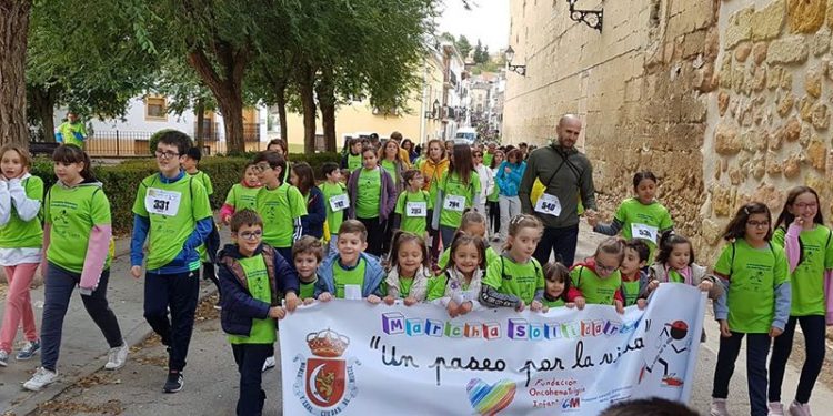 La Marcha Solidaria “Un Paseo por la Vida” se celebra en Huete con éxito pese al mal tiempo