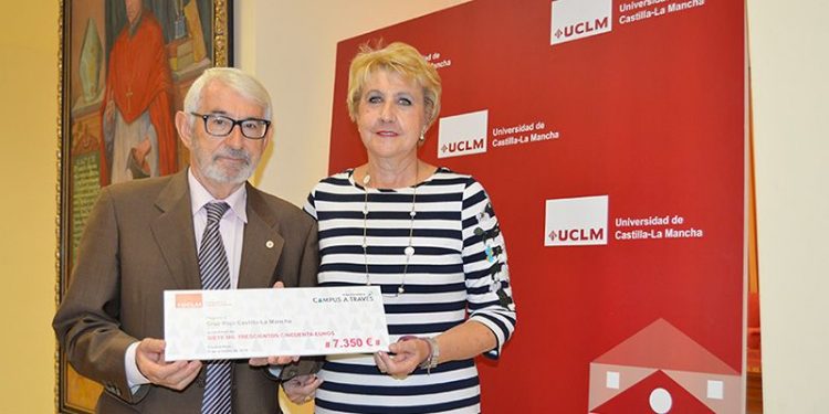 La UCLM dona 7.350 euros a Cruz Roja y a la Delegación Saharaui por la carrera solidaria Campus a Través La UCLM dona 7.350 euros a Cruz Roja y a la Delegación Saharaui por la carrera solidaria Campus a Través