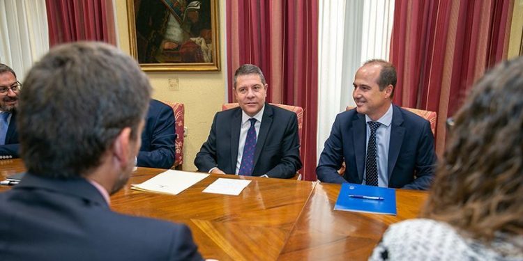 Page invita a Torra a “despejar cualquier duda” sobre la posible conexión entre el independentismo violento y el dinero público catalán Page invita a Torra a “despejar cualquier duda” sobre la posible conexión entre el independentismo violento y el dinero público catalán