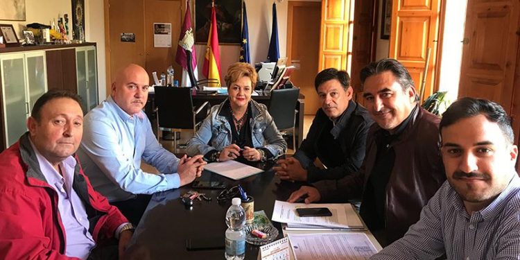 Sevillano estudia con la Junta y UPA la apertura de una oficina permanente en San Clemente Sevillano estudia con la Junta y UPA la apertura de una oficina permanente en San Clemente