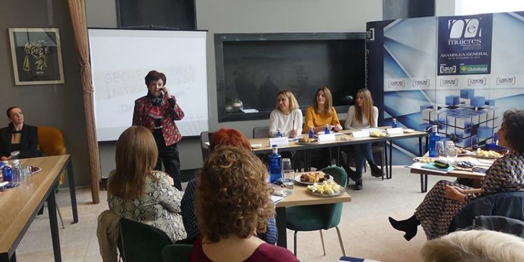 Cerca de 70 mujeres asisten en Cuenca a la charla de Pilar Gómez Acebo sobre habilidades directivas Cerca de 70 mujeres asisten en Cuenca a la charla de Pilar Gómez Acebo sobre habilidades directivas