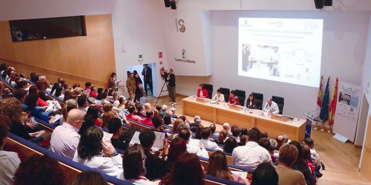 El Gobierno regional apuesta por un liderazgo compartido entre gestores, profesionales y pacientes para lograr un sistema sanitario cada vez más seguro