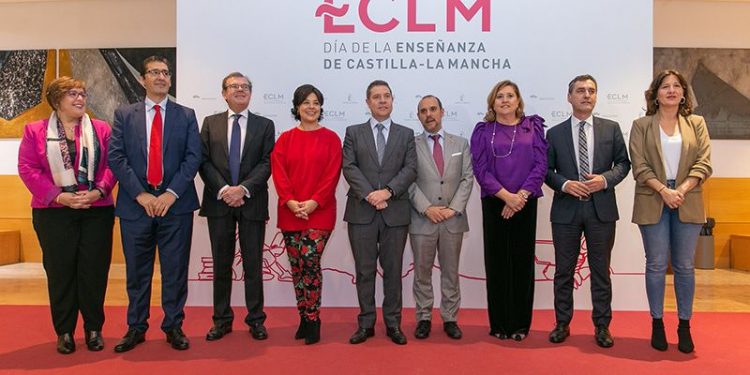El Gobierno regional ensalza el trabajo que realizan todos los miembros de la comunidad educativa y recuerda que “en educación todo suma” El Gobierno regional ensalza el trabajo que realizan todos los miembros de la comunidad educativa y recuerda que “en educación todo suma”