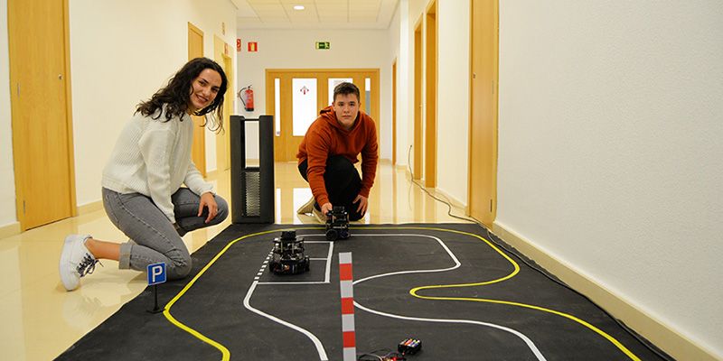 Estudiantes de la UCLM y empresarios conocen el papel de la robótica colaborativa en la industria 4.0