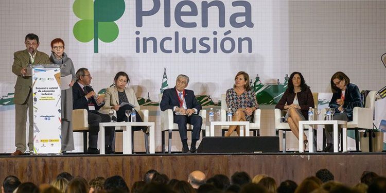 La Junta ha incrementado en casi 400 las personas destinadas a la inclusión en los centros educativos de la región La Junta ha incrementado en casi 400 las personas destinadas a la inclusión en los centros educativos de la región