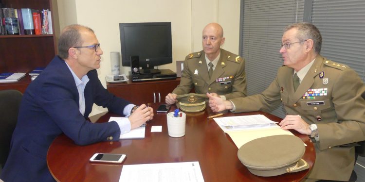 La patronal conquense colaborará con la Subdelegación de Defensa para facilitar la transición laboral de los militares