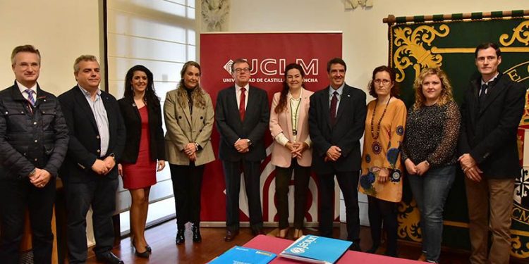 La UCLM y UNICEF publican una guía para integrar los derechos de la infancia en los estudios de Empresariales La UCLM y UNICEF publican una guía para integrar los derechos de la infancia en los estudios de Empresariales