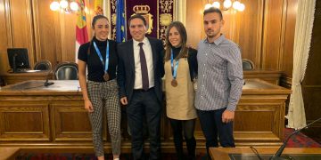 Martínez Chana recibe a los palistas del Club Piragüismo Cuenca que participaron en el pasado mundial de China