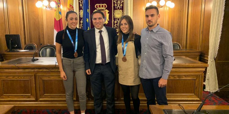 Martínez Chana recibe a los palistas del Club Piragüismo Cuenca que participaron en el pasado mundial de China Martínez Chana recibe a los palistas del Club Piragüismo Cuenca que participaron en el pasado mundial de China