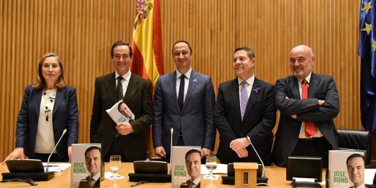 Page define a Bono como un hombre de izquierdas, creyente, no sectario y español “por convicción” Page define a Bono como un hombre de izquierdas, creyente, no sectario y español “por convicción”