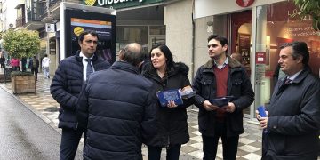 Serrano valora durante un paseo electoral en Cuenca que con Casado en La Moncloa la tarifa plana a los autónomos aumentará a 24 meses