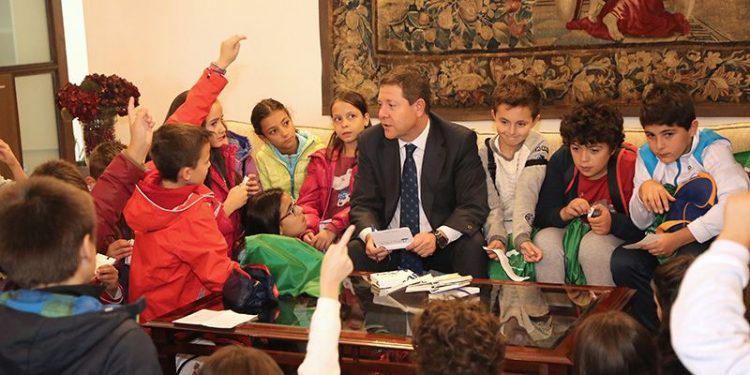 Trabajemos para seguir protegiendo los derechos humanos de los niños y niñas Trabajemos para seguir protegiendo los derechos humanos de los niños y niñas