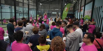 Una marea de camisetas rosas participa en el VI Maratón de Pádel en San Clemente