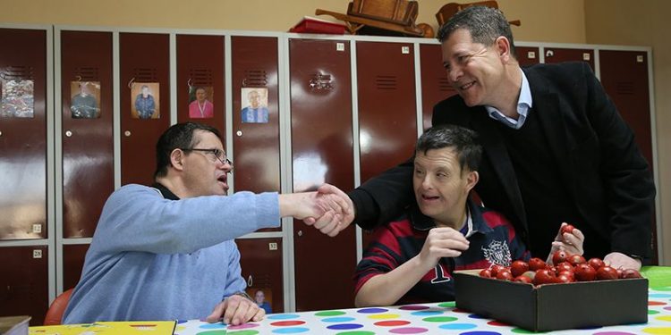 Construir una sociedad inclusiva para las personas con discapacidad Construir una sociedad inclusiva para las personas con discapacidad