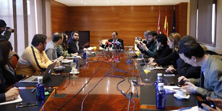 Bellido confía en que las Cortes regionales prolonguen “el espíritu de consenso” que ha marcado el primer periodo de sesiones Bellido confía en que las Cortes regionales prolonguen “el espíritu de consenso” que ha marcado el primer periodo de sesiones