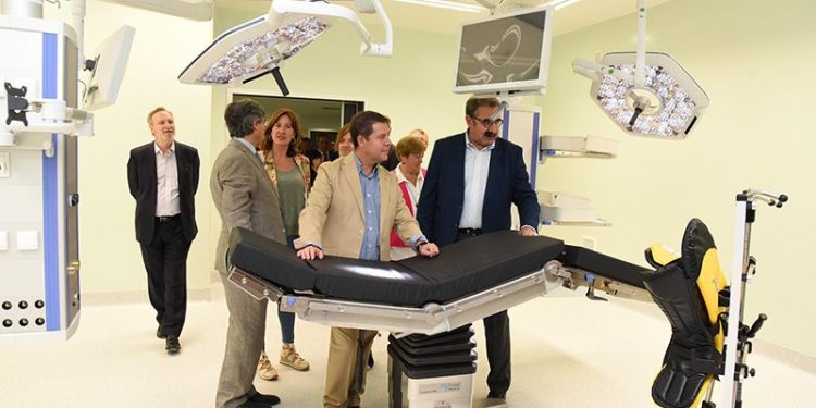 Comprometidos con la universalización de la asistencia sanitaria Comprometidos con la universalización de la asistencia sanitaria