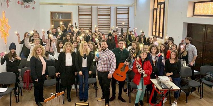 Dos alumnos de la Facultad de Educación de Ciudad Real llevan la cultura y la lengua española a colegios de Rumanía Dos alumnos de la Facultad de Educación de Ciudad Real llevan la cultura y la lengua española a colegios de Rumanía