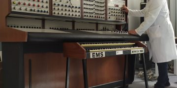 La UCLM restaura en Synthi 100. El sintetizador del gabinete de Música Electroacústica de Cuenca.