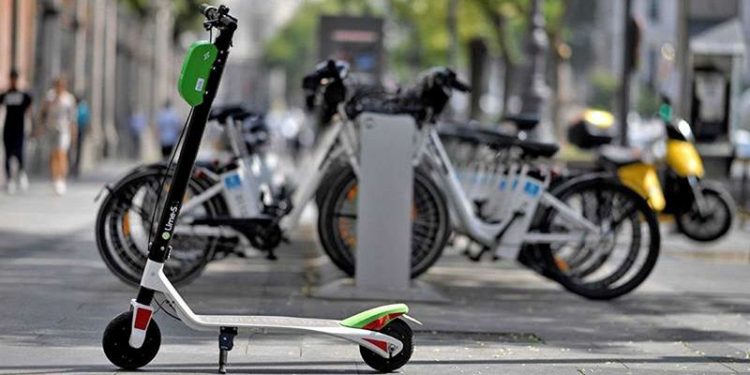 La DGT aclara que está prohibido circular por aceras y zonas peatonales con patinetes eléctricos La DGT aclara que está prohibido circular por aceras y zonas peatonales con patinetes eléctricos