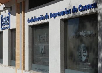 La patronal conquense aclara que la sentencia del Tribunal Constitucional no despide por enfermar
