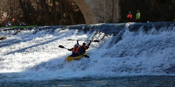 La riada del río Júcar a su paso por Cuenca obliga a la suspensión de la San Silvestre en piragua