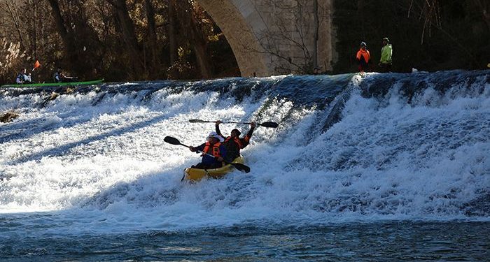 La riada del río Júcar a su paso por Cuenca obliga a la suspensión de la San Silvestre en piragua